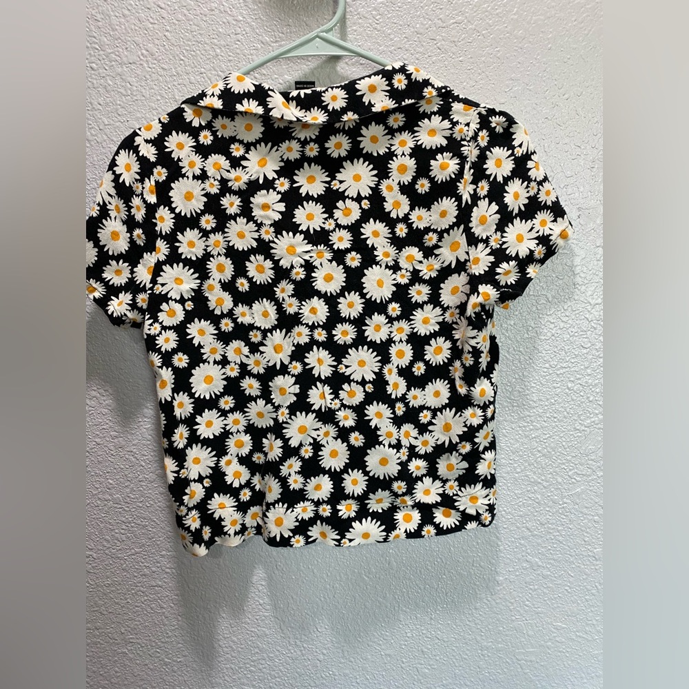 Daisy cropped button down, great condition!